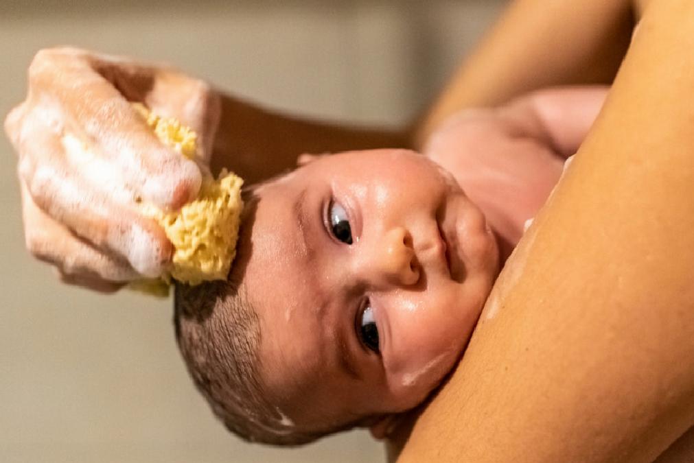 Bebek Tuzlama Geleneği: Faydaları ve Riskleri