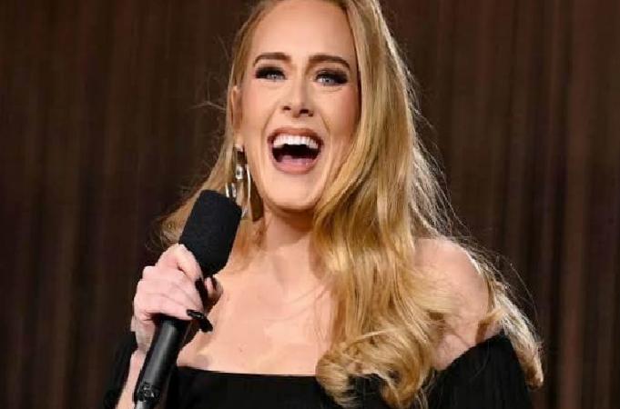 Adele'den Nişan Yüzüğü Gösterisi