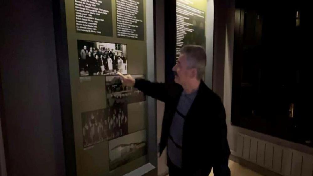 Elazığ Kent Müzesi'nde Annesinin Fotoğraflarını Gören Adam Duygusal Anlar Yaşadı