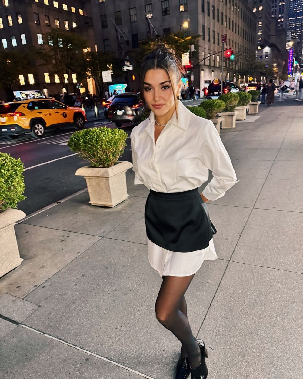 Hande Erçel, New York Gala Gecesinde Ödül Aldı