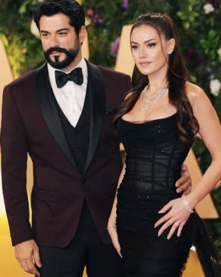 Riyad'da Joy Awards Töreni: Tuba Büyüküstün ve Fahriye Evcen'in Şıklığı