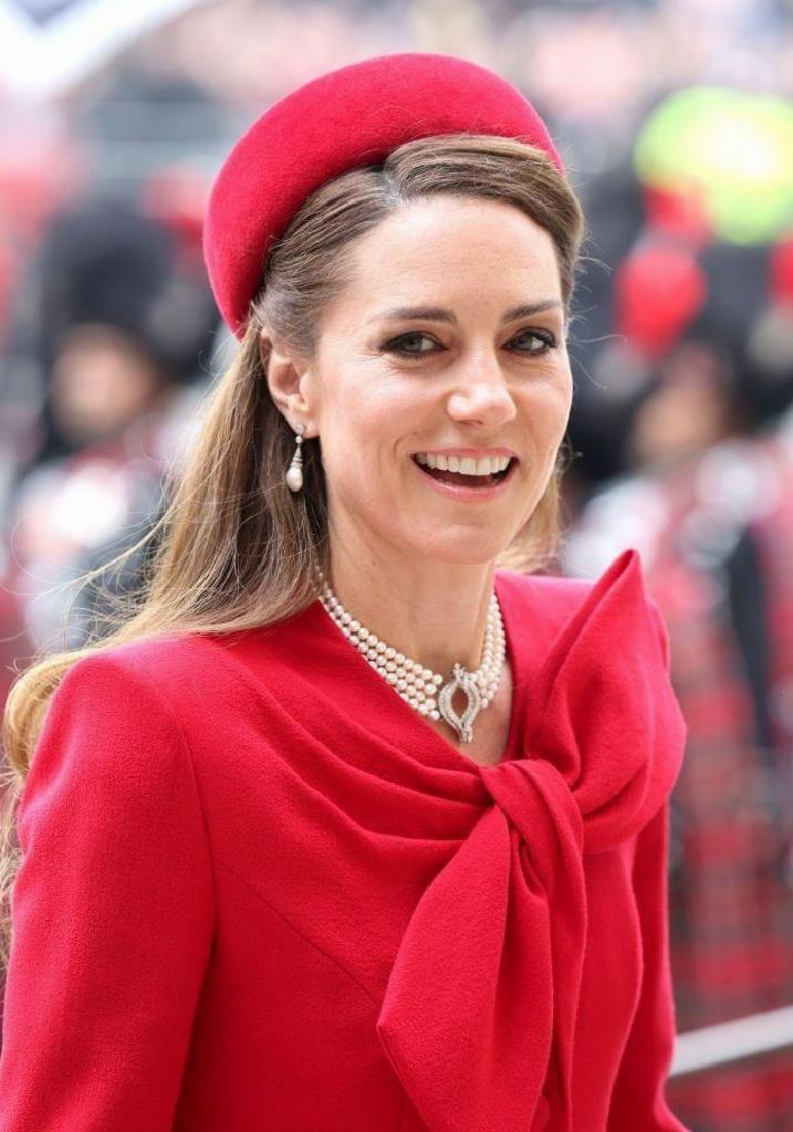 Kate Middleton'un Dönüşü: Kırmızı Elbise ve Gizli Mesajlar